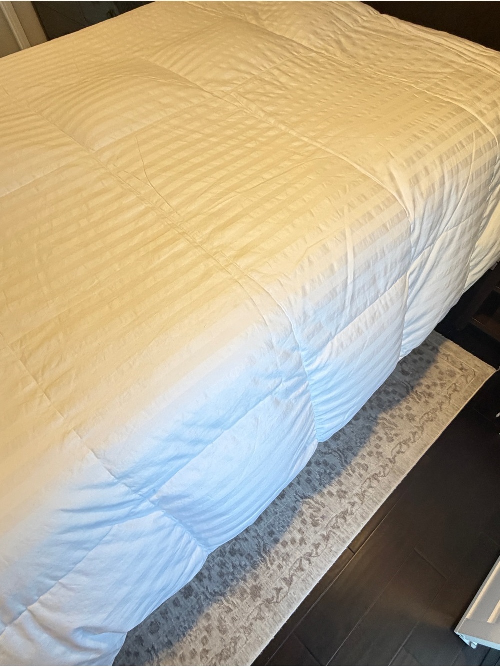 Costco Hotel Grand White Down Comforter - Luxury White Bedding King - Picture 9 of 10